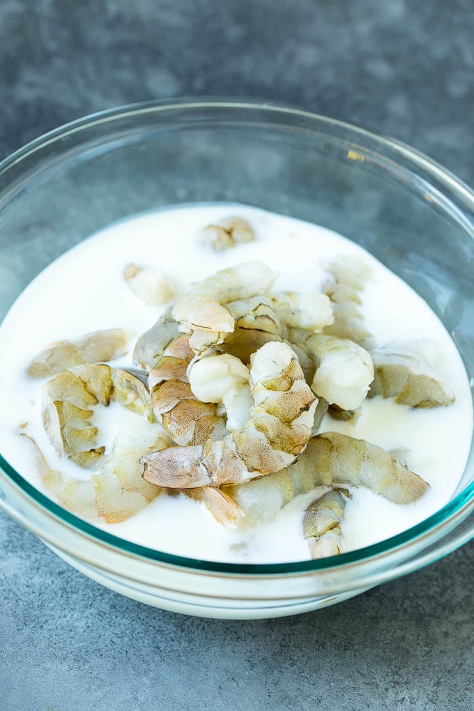 Camarones crudos en un tazón de suero de leche.