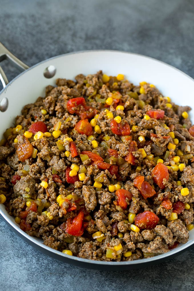 Carne de res picada cocida con tomate, pimiento verde y maíz.