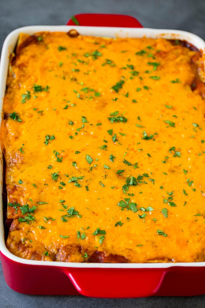 Una cazuela al horno mexicana cubierta con queso derretido y cilantro.