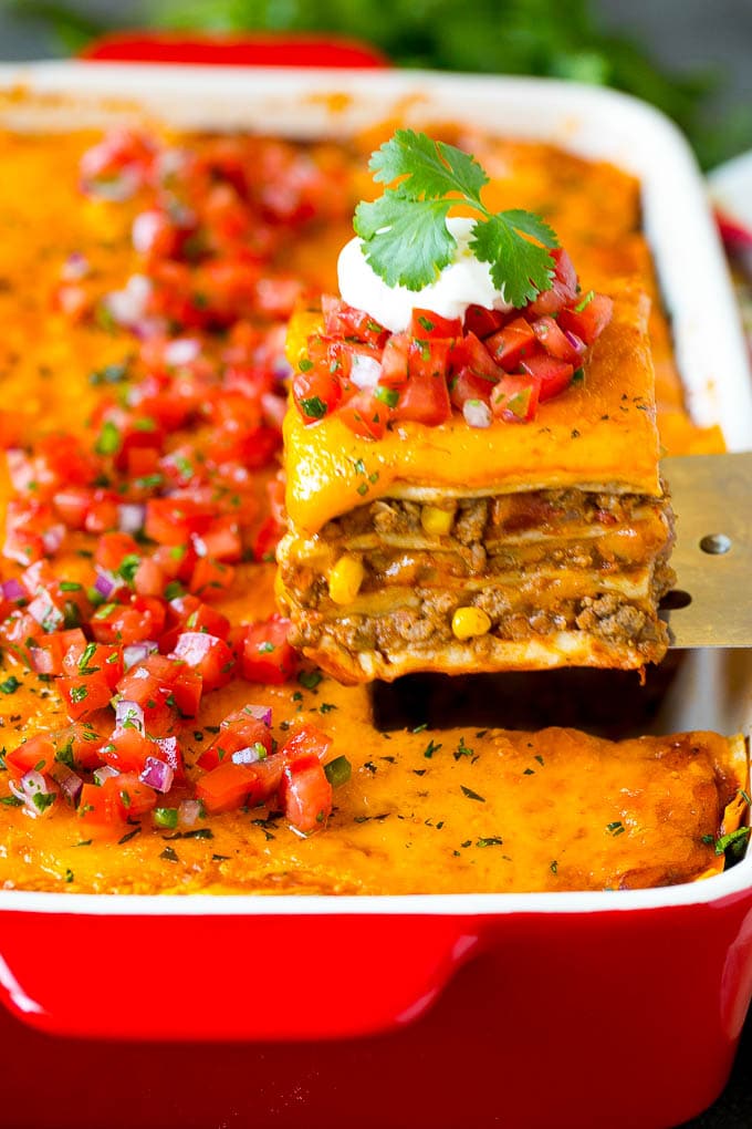 Una espátula que sirve una porción de lasaña mexicana.