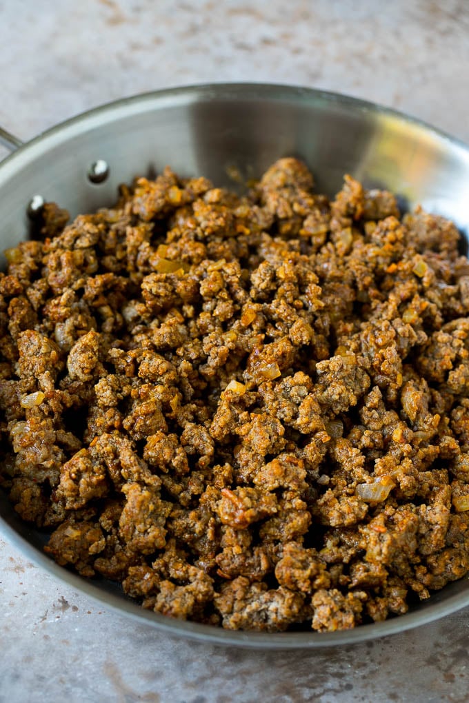 Carne molida sazonada en una sartén.