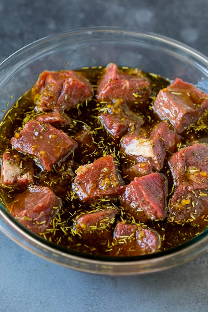 Bistec en cubos en un cuenco de adobo.