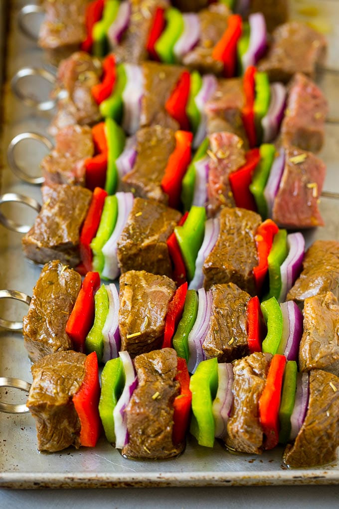 Brocheta de ternera cruda con pimientos y cebollas.