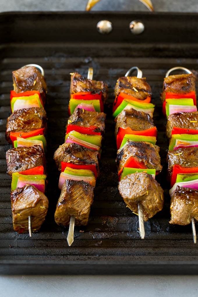 Las brochetas de carne se cocinan en una sartén.