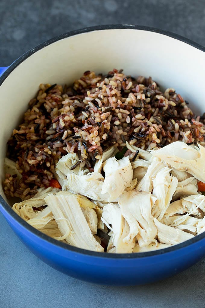 Receta de sopa de pollo y arroz salvaje | Sopa cremosa de pollo # pollo # arroz #sopa # tocino # cena #dinneratthezoo Pollo rallado y arroz salvaje en una tetera.