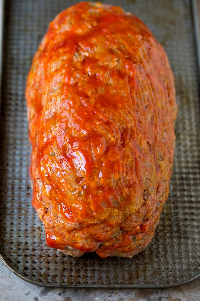 Carne molida en forma de pan y bañada en kétchup.