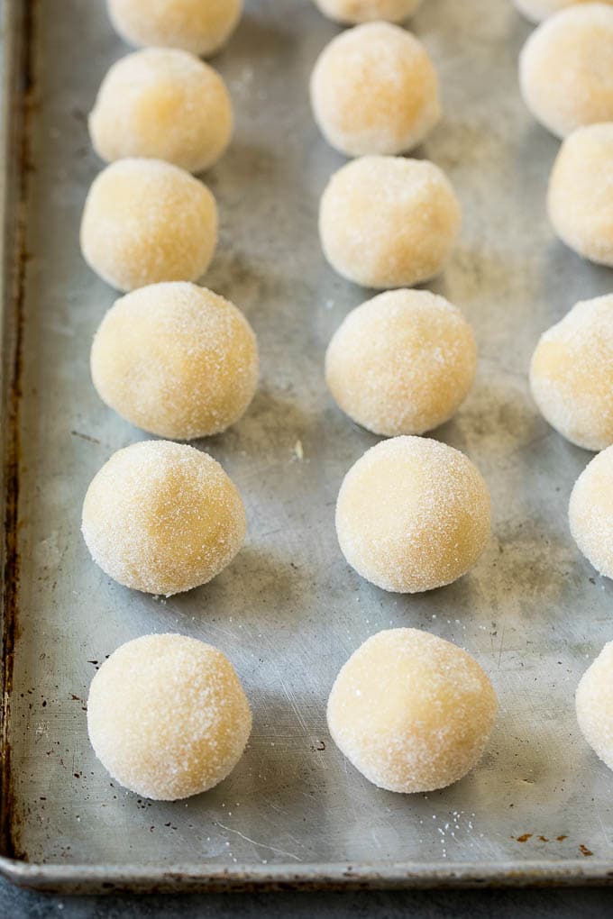 Bolas de masa de galleta enrolladas en azúcar.