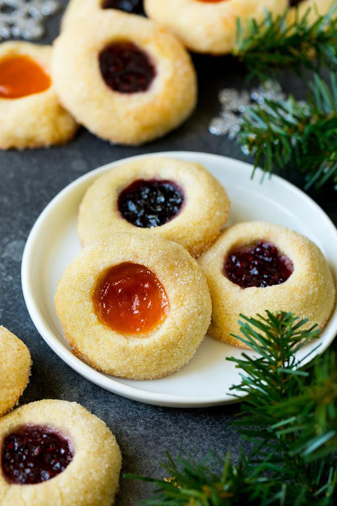Un plato de galletas de huellas dactilares llenas de mermelada.