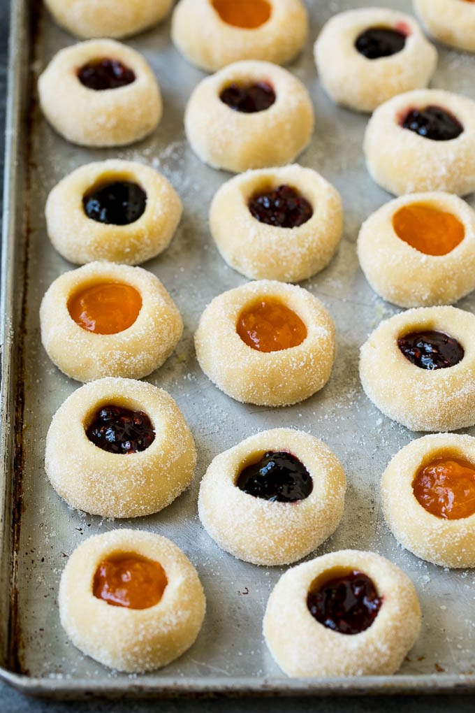 Masa de galleta rellena de mermelada de frutas.