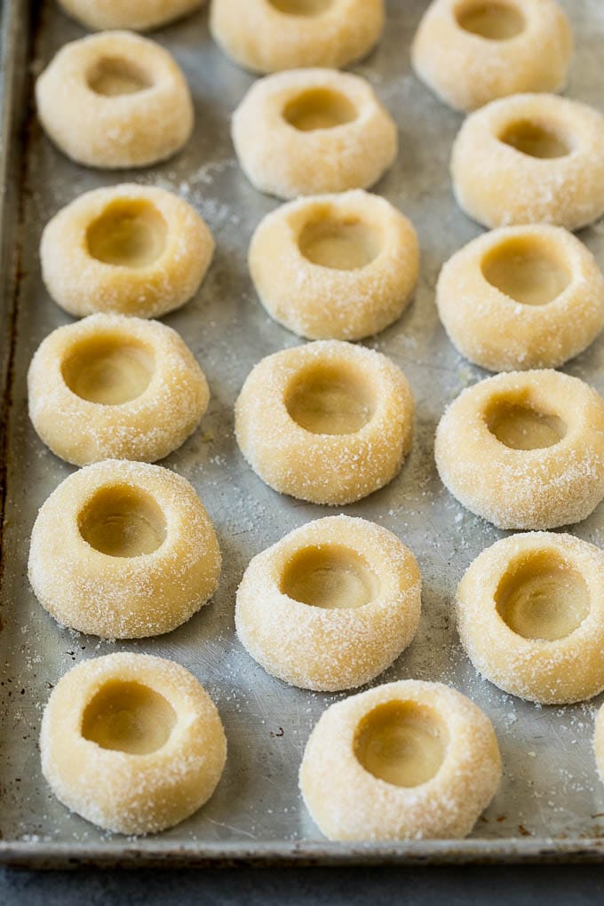 Bolas de masa para galletas con hendiduras.