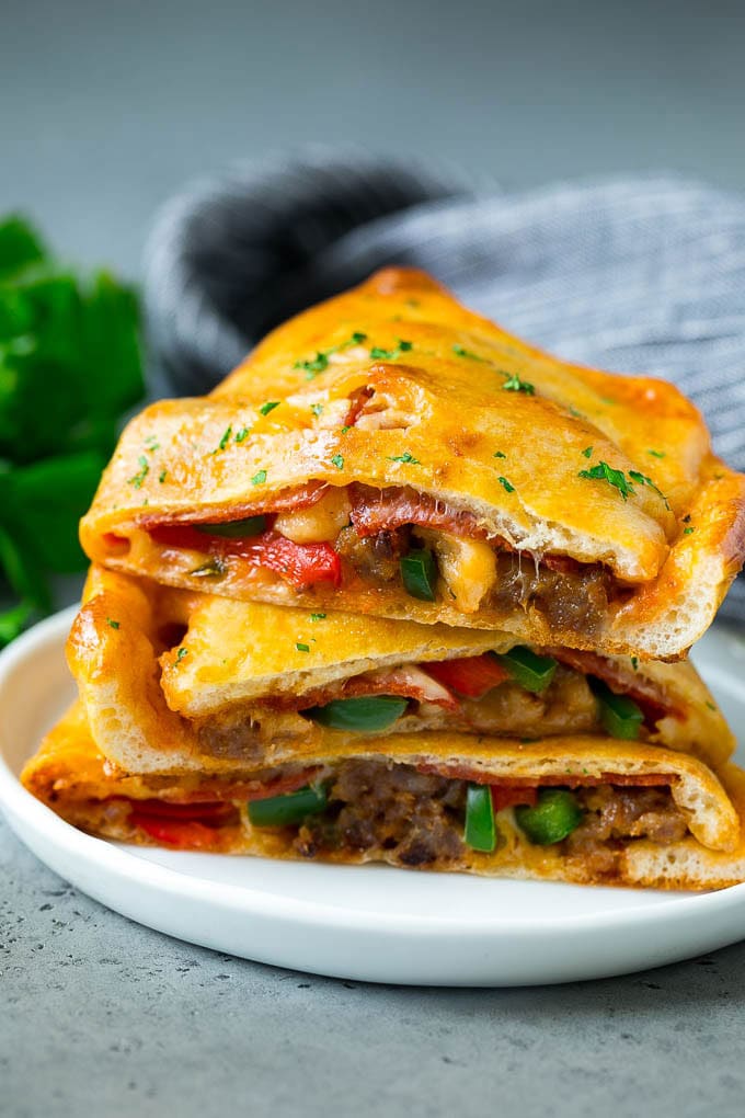 Medio Calzone relleno de chorizo, pimientos, queso y pimientos.