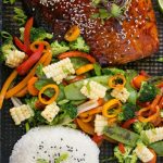 Salmón glaseado con lima Hoisin: ¡el salmón y las verduras se cocinan juntos en la misma sartén para una cena rápida, saludable y fácil!