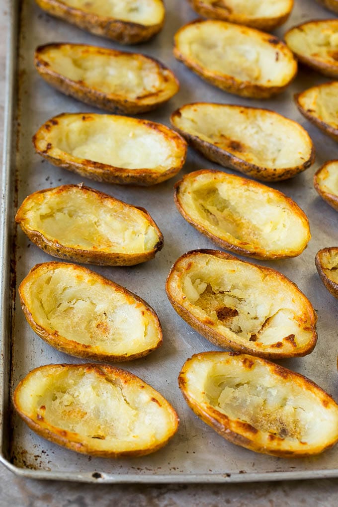 La mitad de papa al horno dorada.