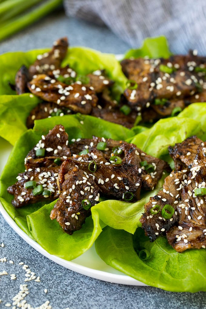 Tazones de lechuga rellenos de ternera bulgogi y cebollas verdes.