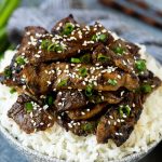 Tiras de bulgogi de ternera servidas sobre arroz al vapor.