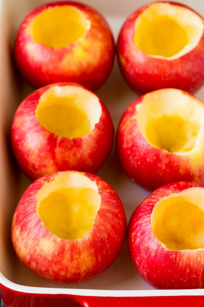 Manzanas sin corazón en una fuente para hornear.