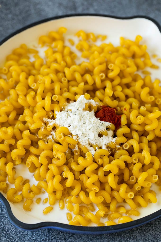 Pasta de leche cruda con especias.