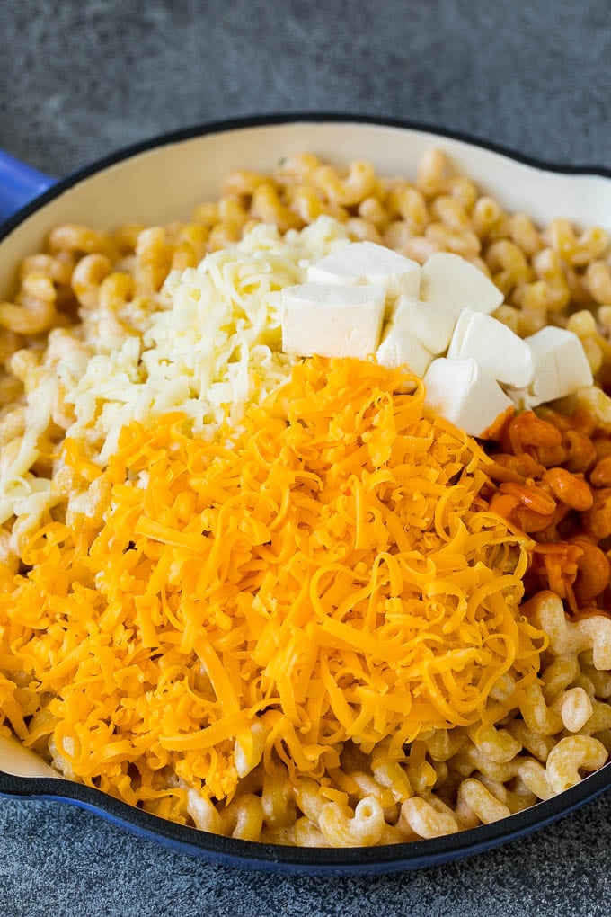 Pasta al horno cubierta con queso rallado, queso crema y salsa picante.