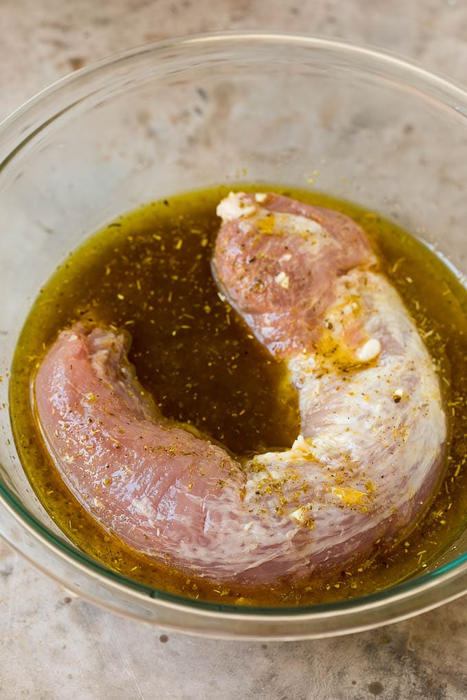 Filete de cerdo en un cuenco de adobo