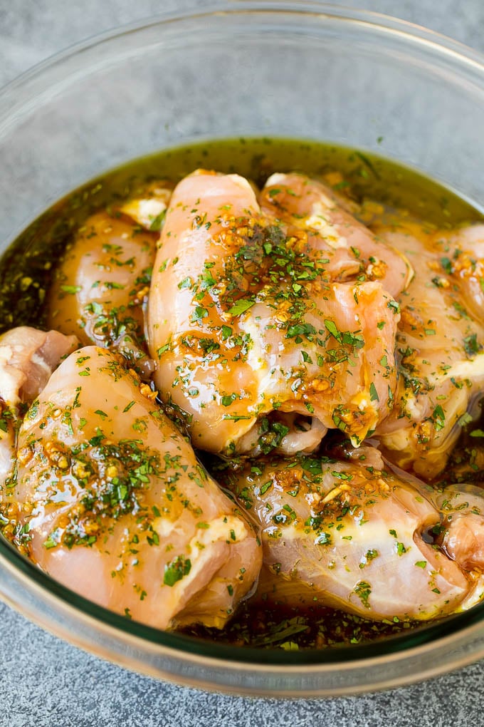Muslos de pollo en un cuenco de adobo.