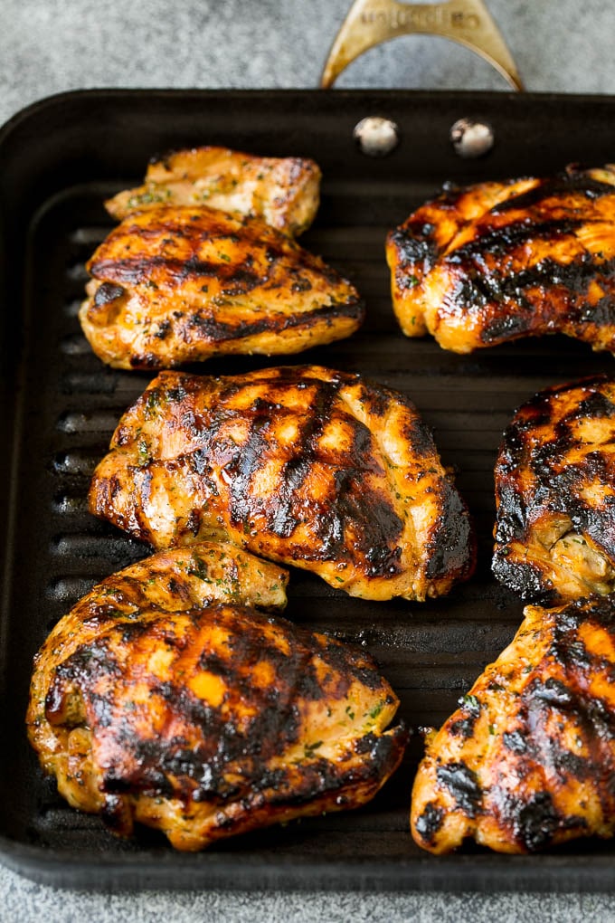 Muslos de pollo cocidos en una sartén grill.