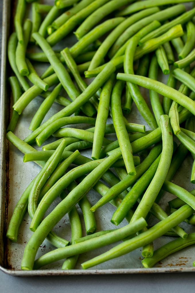 Judías verdes en una bandeja para hornear.