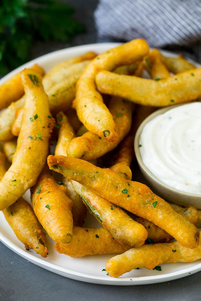 Un plato de judías verdes fritas servido con salsa ranchera.