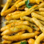 Una sartén de judías verdes fritas adornadas con perejil picado.