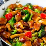 Pollo Hunan con verduras en salsa salada.