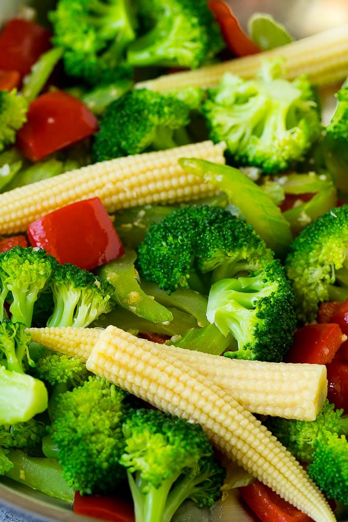 Brócoli, maíz y pimientos en una sartén.