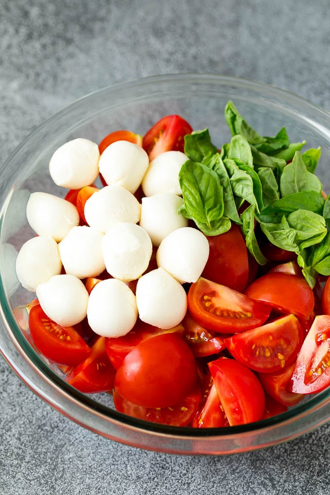 Tomates, mozzarella y albahaca en un bol.