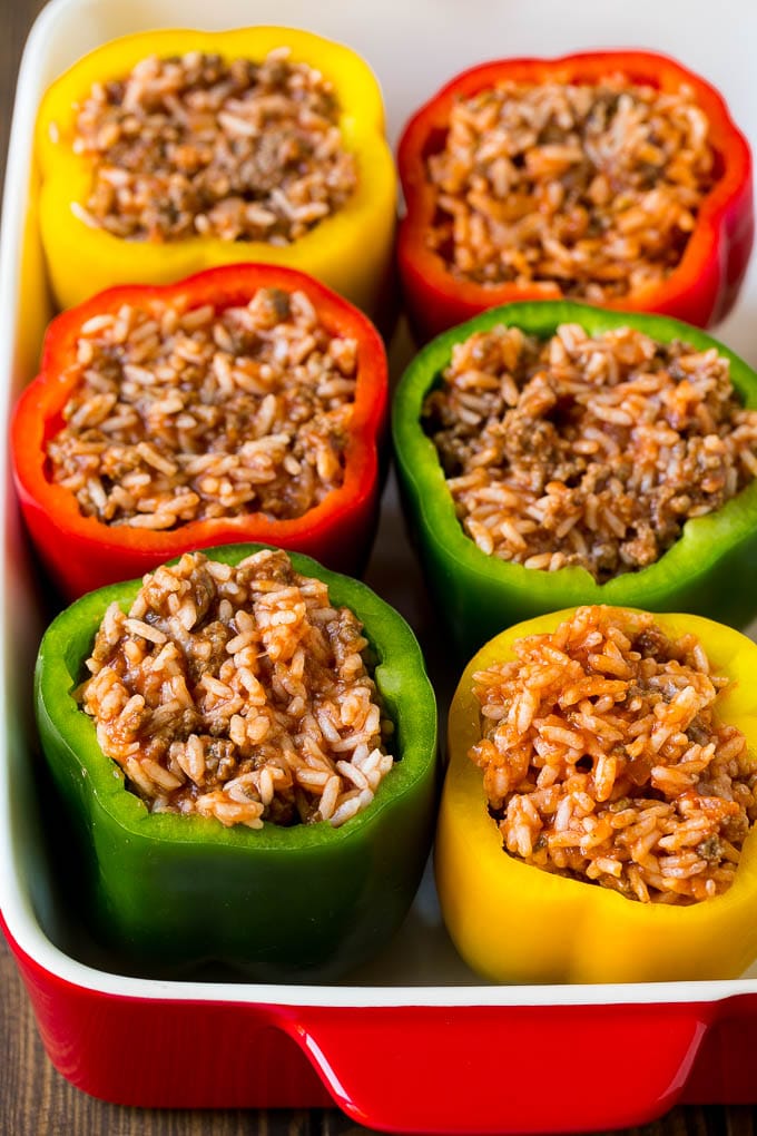 Pimientos rellenos con mezcla de carne y arroz.