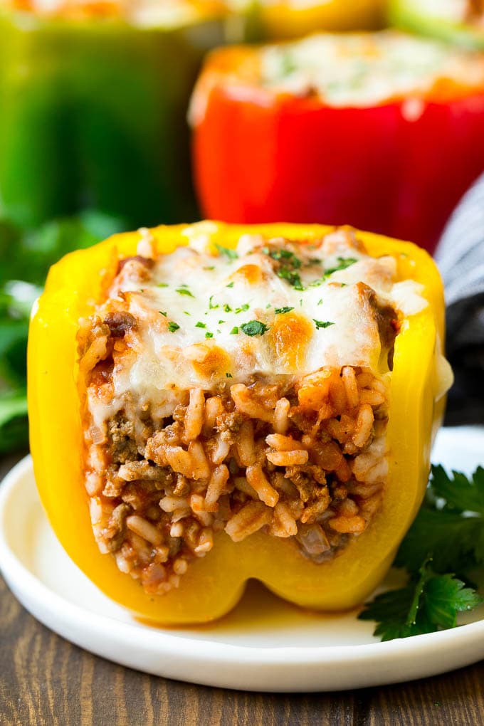 Un pimiento relleno cortado abierto en un plato.
