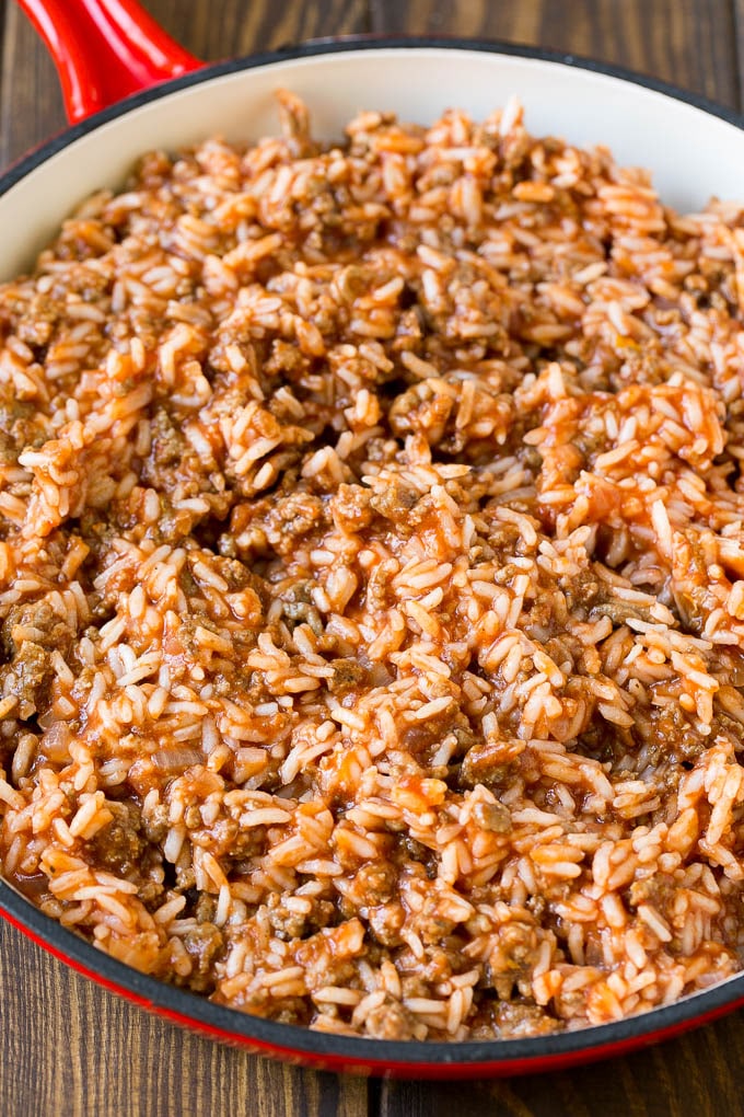 Una mezcla de carne molida, arroz y salsa de tomate en una sartén.