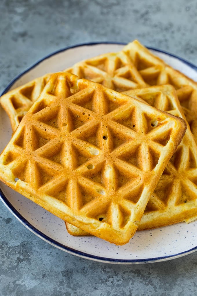 Un plato de gofres cocidos.