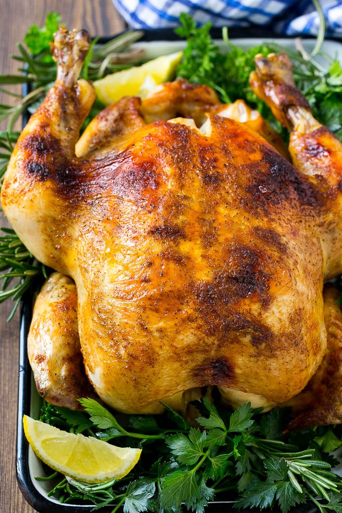 Pollo entero cocido a fuego lento |  Pollo asado en olla de cocción lenta |  Pollo asado en olla de cocción lenta |  Pollo entero en olla de barro #pollo #slowcooker #crockpot #glutenfree #dinner #dinneratthezoo Pollo entero cocido a fuego lento con piel crujiente a la parrilla, aderezado con limón y hierbas.
