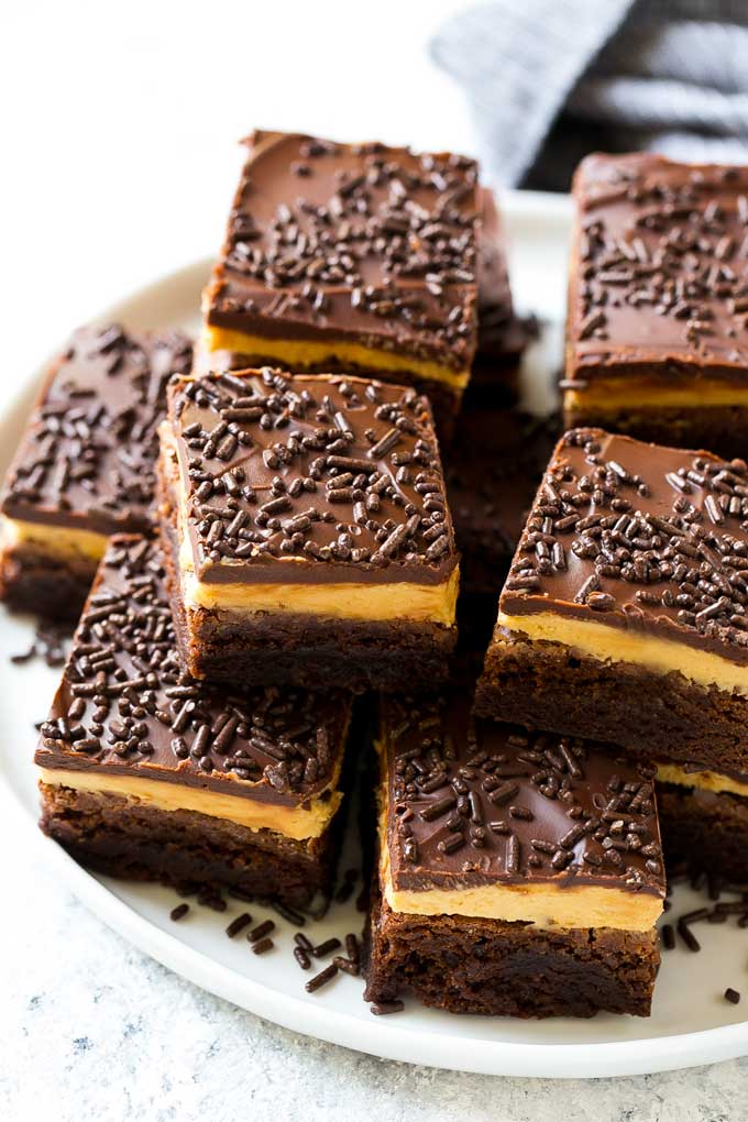 Receta de brownies de mantequilla de maní |  Brownies en capas |  Brownies de trufa de mantequilla de maní #brownies #chocolate # mantequilla de maní #postre #dinneratthezoo Brownie de mantequilla de maní con una base de brownie de chocolate, glaseado de mantequilla de maní y cobertura de chocolate amargo.