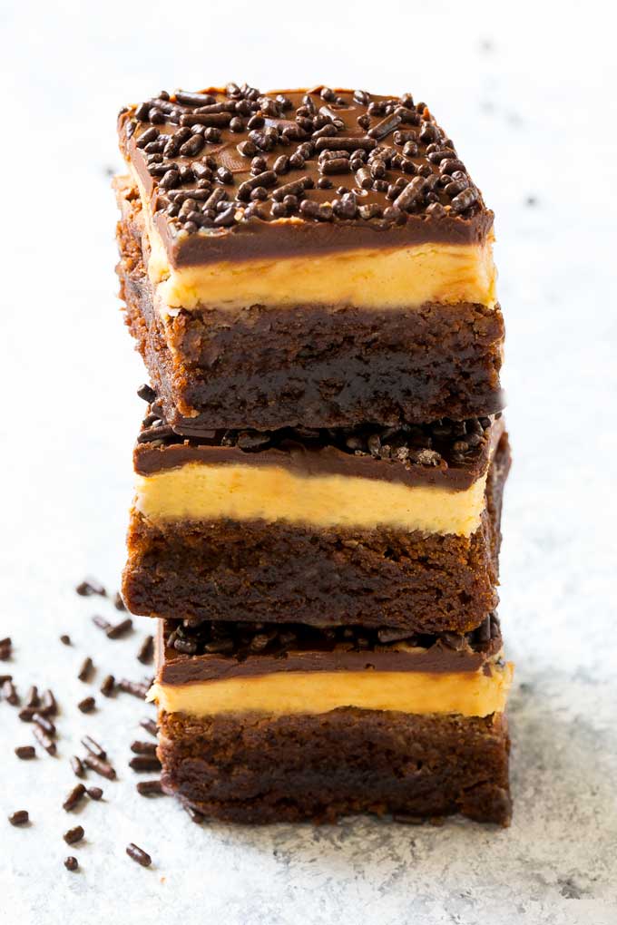 Receta de brownies de mantequilla de maní |  Brownies en capas |  Brownies de trufa de mantequilla de maní #brownies #chocolate # mantequilla de maní #postre #dinneratthezoo Los brownies de mantequilla de maní en capas son un postre fácil pero elegante.