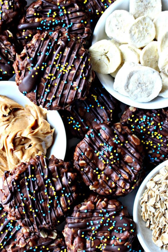 Galletas sin hornear con chocolate y mantequilla de maní y plátano