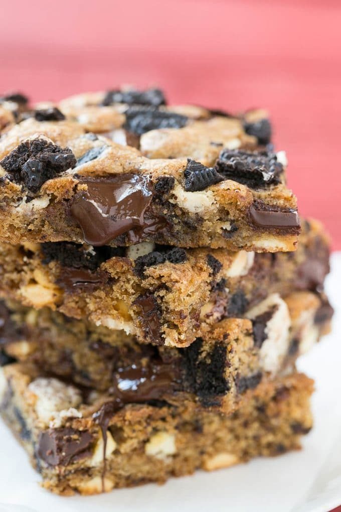 Una pila de rubias llenas de trozos de chocolate y galletas Oreo picadas.