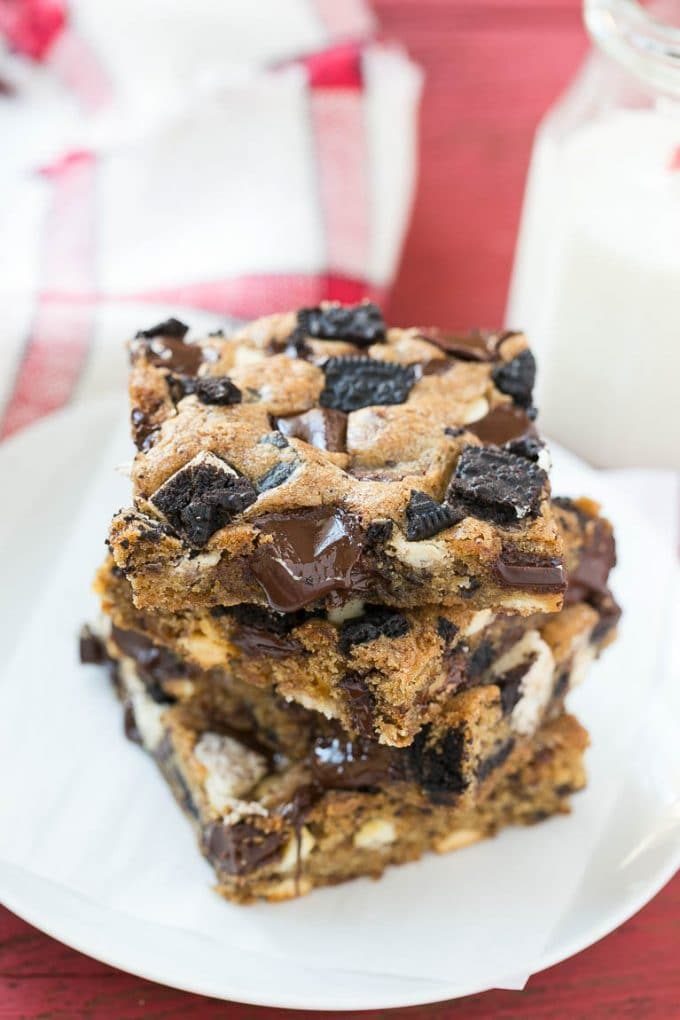 Galletas Oreo y Blondies crema en un plato para servir.