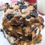Estas galletas Oreo y barras de crema son una base de azúcar morena rubia masticable cargada con chocolate blanco y negro y muchas galletas Oreo.  Es un postre rápido y fácil que seguramente complacerá a cualquier público.