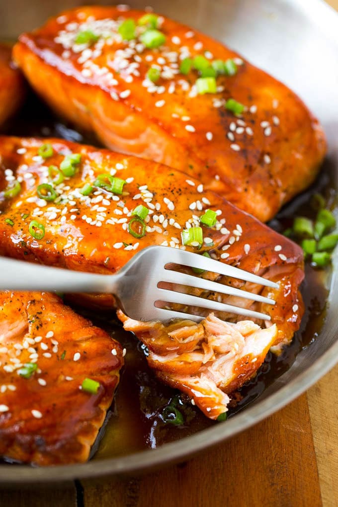 Un filete de salmón teriyaki con un tenedor cortado.
