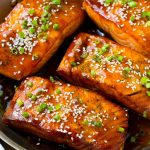 Filetes de salmón cubiertos con salsa teriyaki casera.
