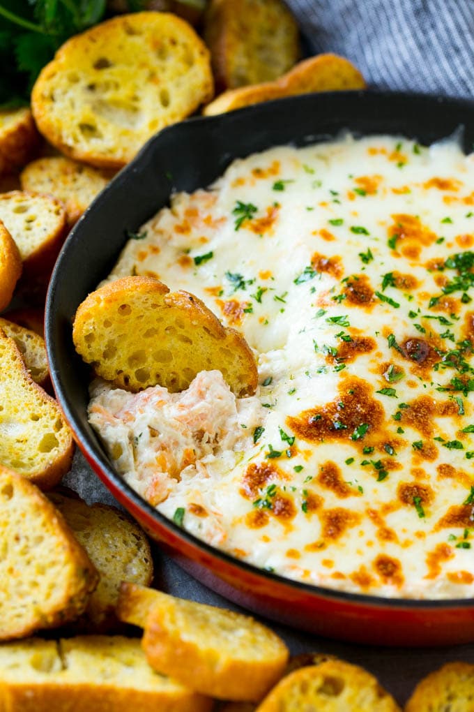 Una vista cercana de la salsa de langostinos con camarones.