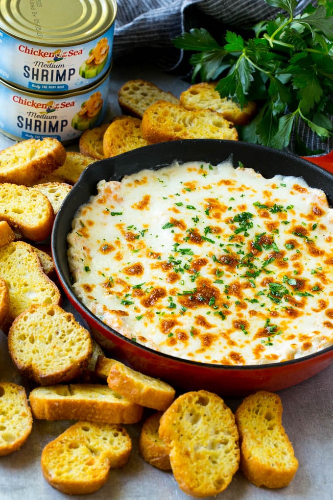 Un cremoso dip de gambas y cigalas servido con picatostes.