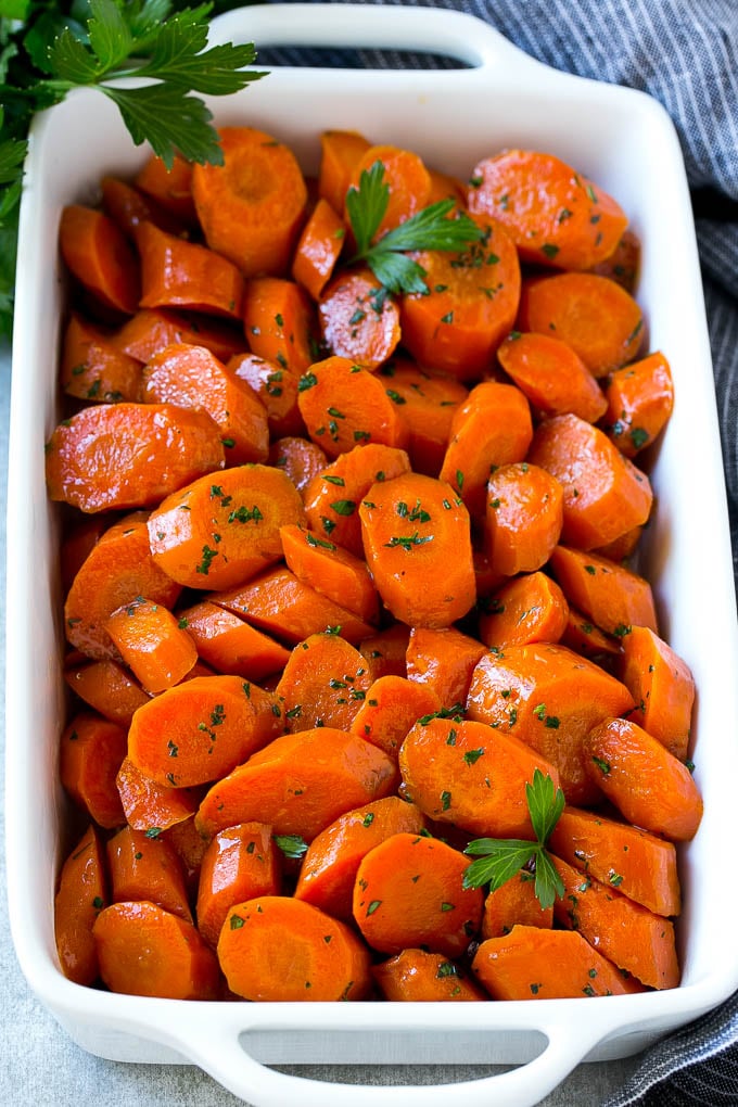 Zanahorias glaseadas en olla de cocción lenta en una fuente para hornear.