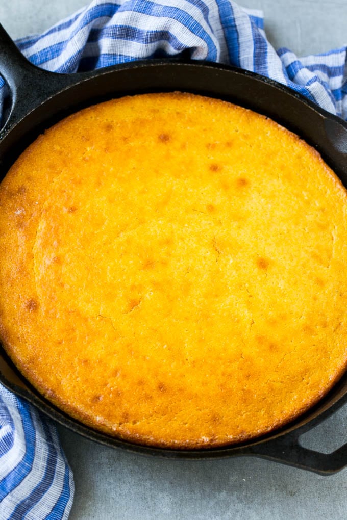 Una sartén de hierro fundido de pan de maíz con miel.