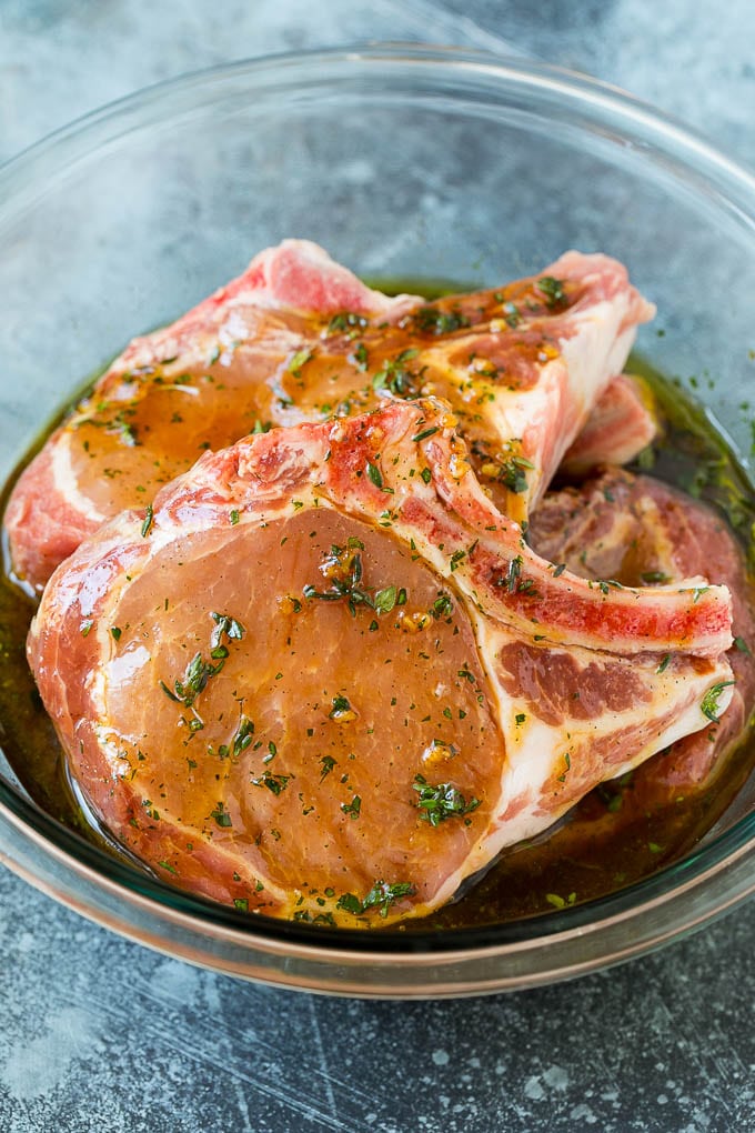 Costillas de cerdo en un cuenco de adobo.