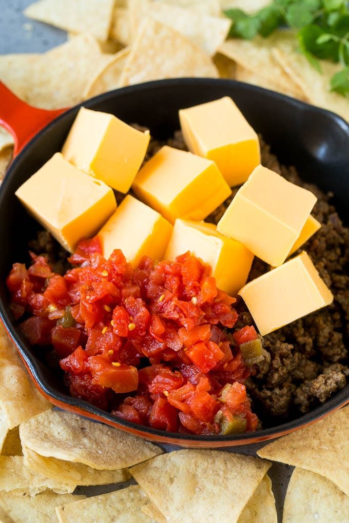 Receta Rotel Dip | Salsa de queso mexicano | Salsa de ternera y queso | Velveeta Dip #dip #aperitivo #hamburguesa #tomates #queso #dinneratthezoo Carne molida, queso Velveeta y tomates Rotel fritos.